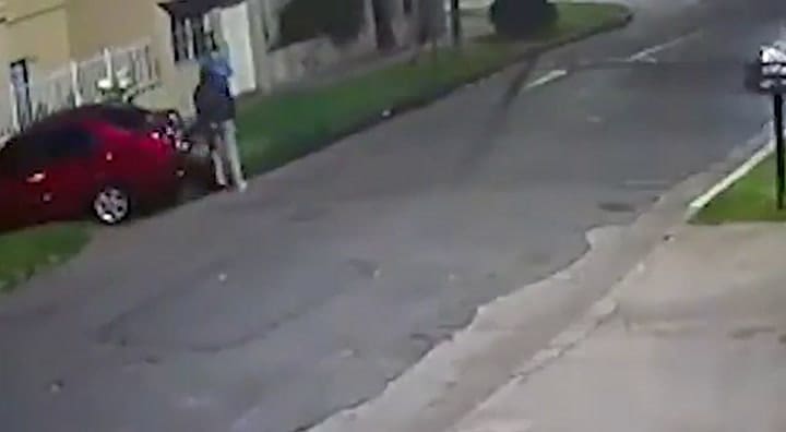 El Palomar: el momento en que uno de tres amigos intenta huir de motochorros
