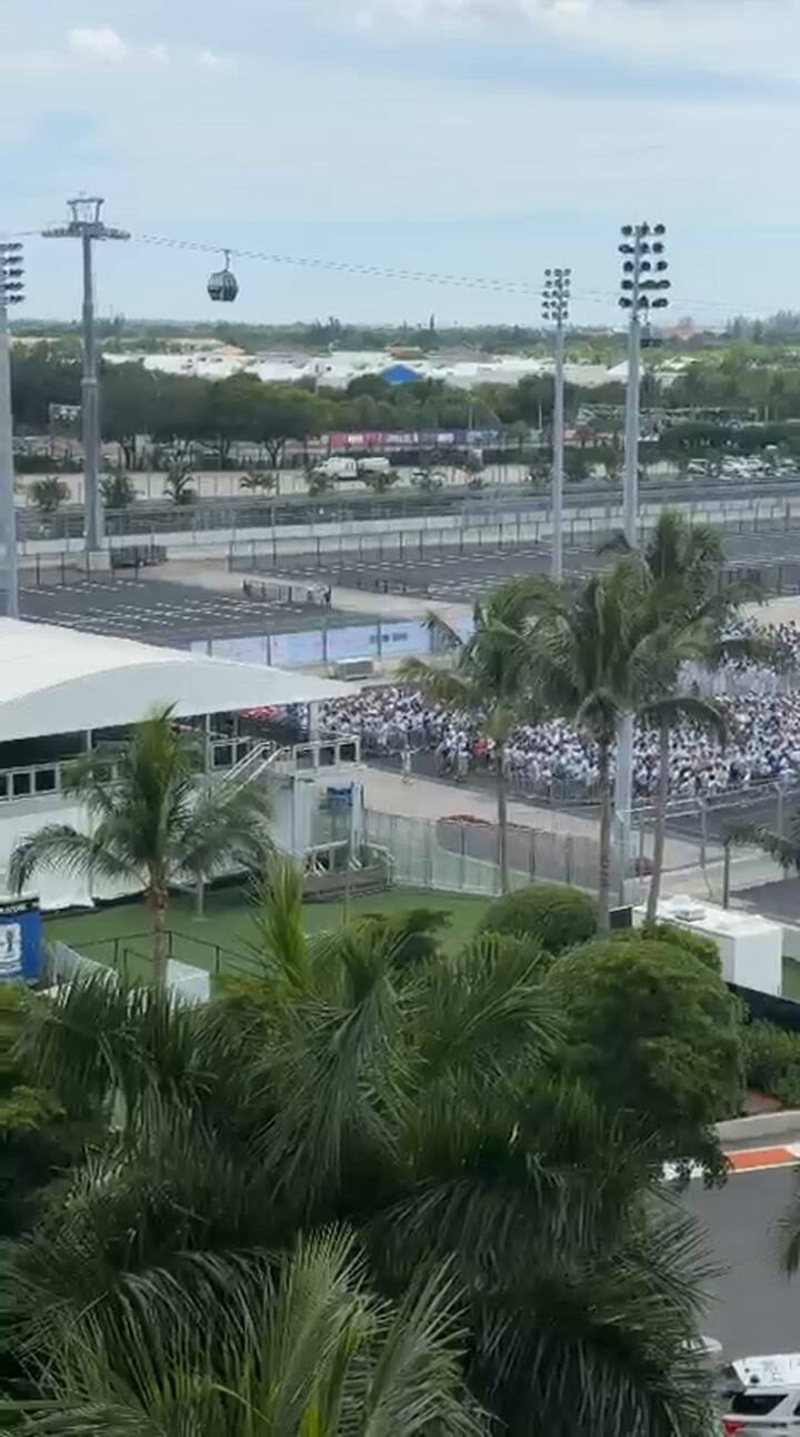 Fila para entregar a 40 grados. Aguardan ingreso