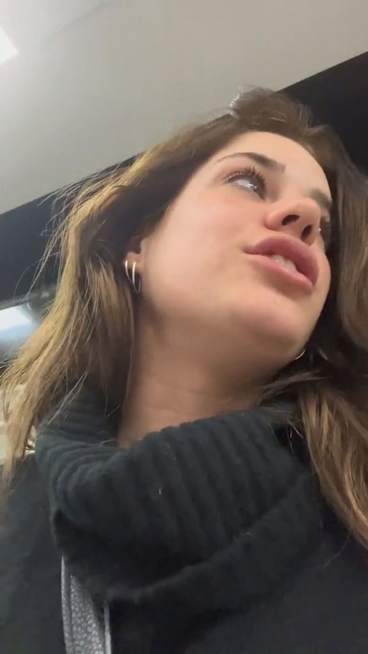 Recibió un regalo de un azafato en pleno vuelo y su reacción se volvió viral
