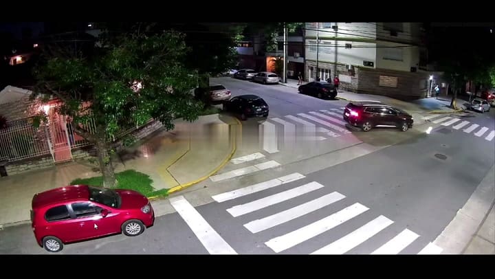 Video: las insólitas maniobras con las que un borracho con 2,5 gramos de alcohol en sangre chocó cuatro autos