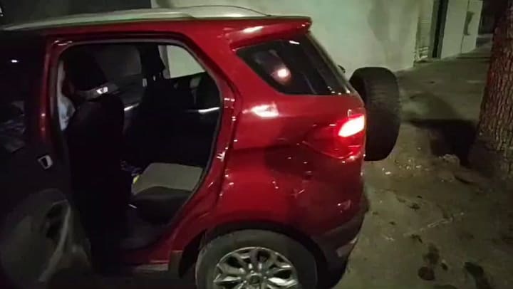 Parque Chacabuco: violento choque de un auto contra el portón de una casa