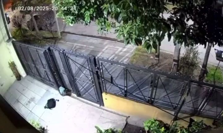 Evitó que le roben la mochila al tirarla dentro de una casa en San Martín