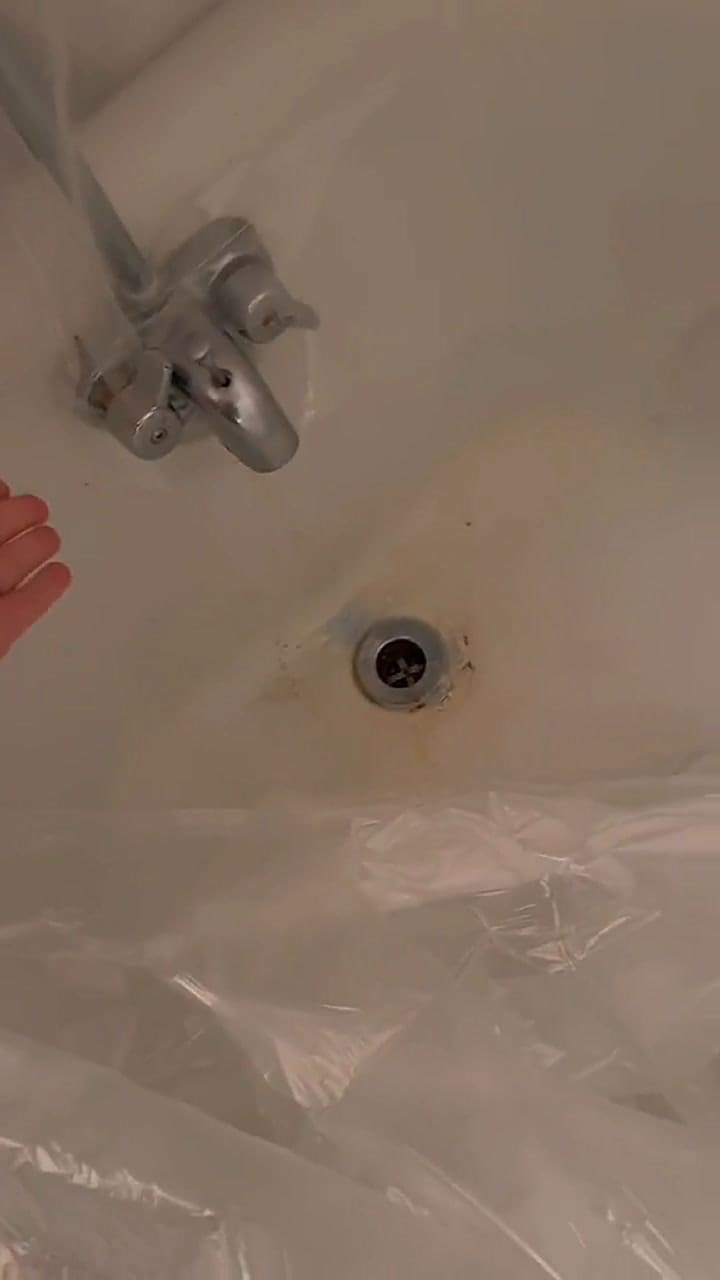 Una internauta mostró el artículo con el que viaja para evitar tocar la bañera en hoteles