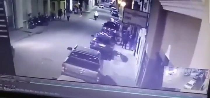 Incrustó su auto contra un boliche porque lo habían echado
