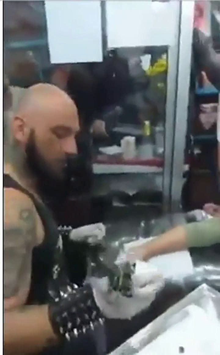 Indignación por la madre que obligó a su hija de siete años a tatuarse