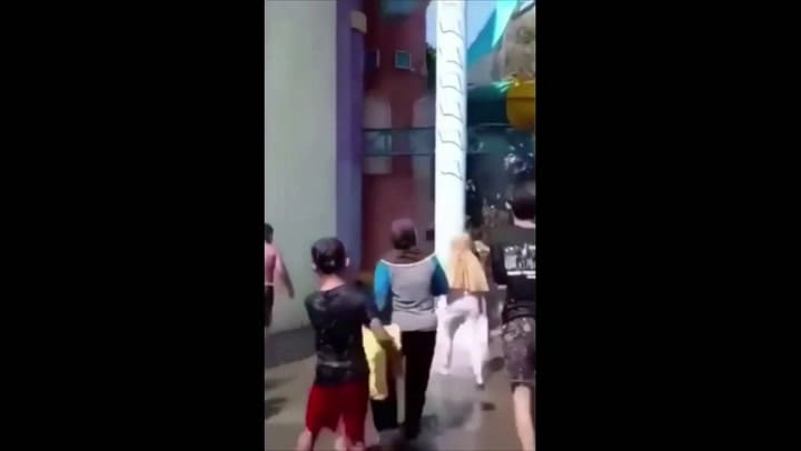 El desgarrador momento en que un tobogán se derrumba y los bañistas caen al vacío