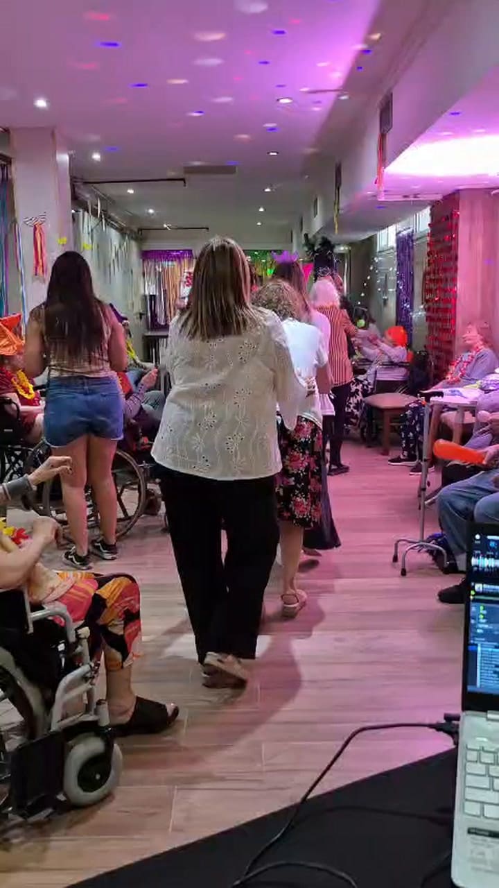 Diana Rumbo pasa música en los geríatricos en lo que llama "La hora feliz"