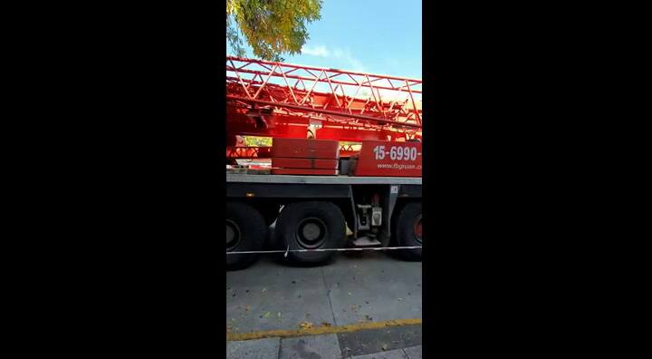 Así llegaba la grúa a la zona del derrumbe