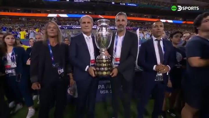 El ingreso de Oscar Ruggeri y Claudio Caniggia con el trofeo de la Copa América
