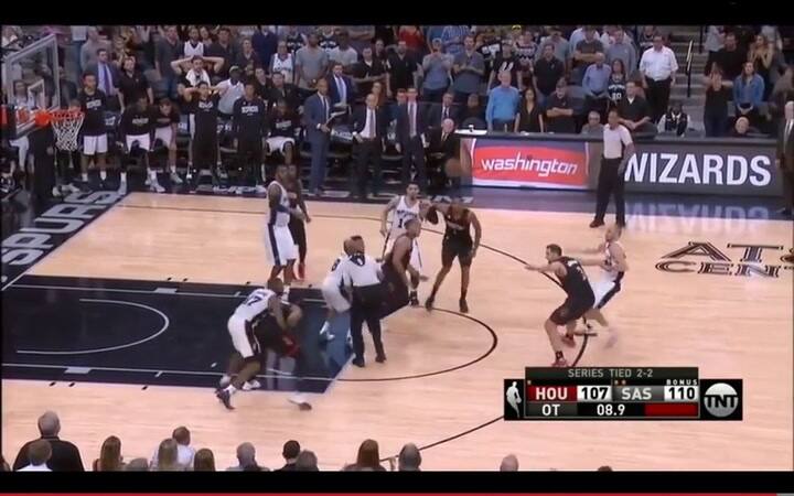 Manu Ginóbili tapa a Harden