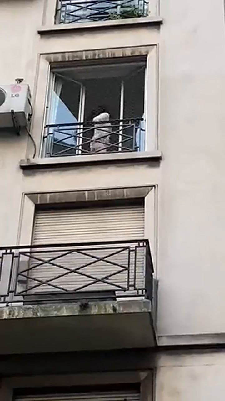 El baile viral de una vecina de Cristina Kirchner en su balcón de Recoleta