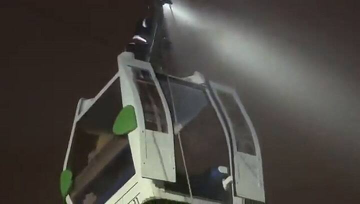 El momento en que evacuan a los turistas del teleférico