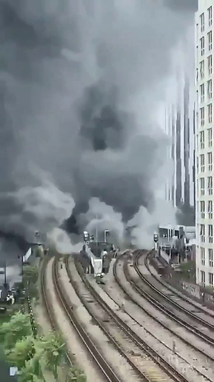 Explosión en Londres: una cortina de humo negro sale de abajo de las vías - Fuente: Twitter
