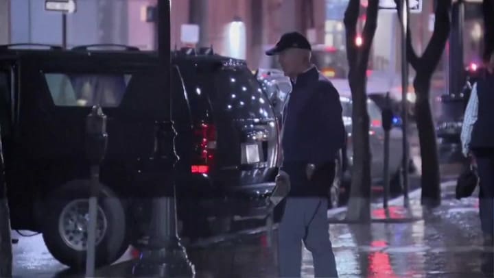 El momento en que un auto impacta contra la caravana de Joe Biden en Delaware, Estados Unidos