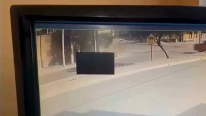 Impactante incidente vial: una camioneta a toda velocidad siguió de largo y quedó colgada de la reja de una casa