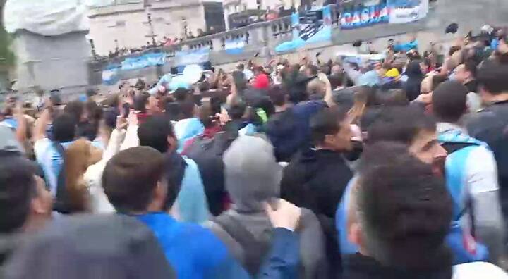Los hinchas argentinos cantan 'El que no salta es un inglés' en Trafalgar Square