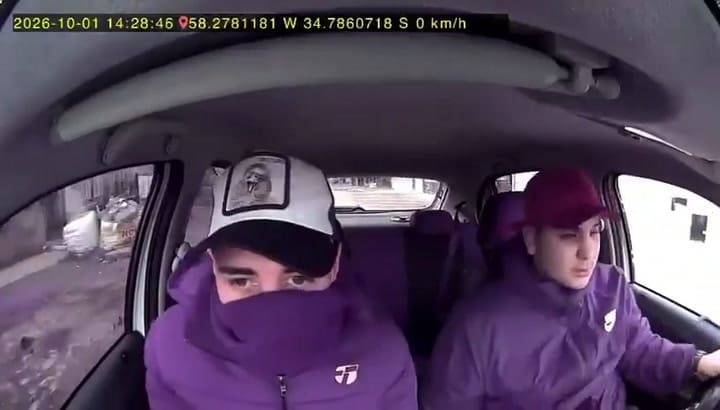El momento en que dos delincuentes le robaron el auto a un hombre: le dispararon desde el rodado y quedaron grabados