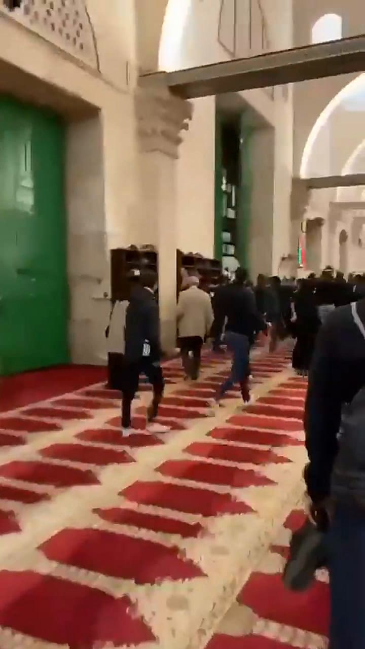 Violentos choques entre la policía y fieles dentro de una mezquita en Israel