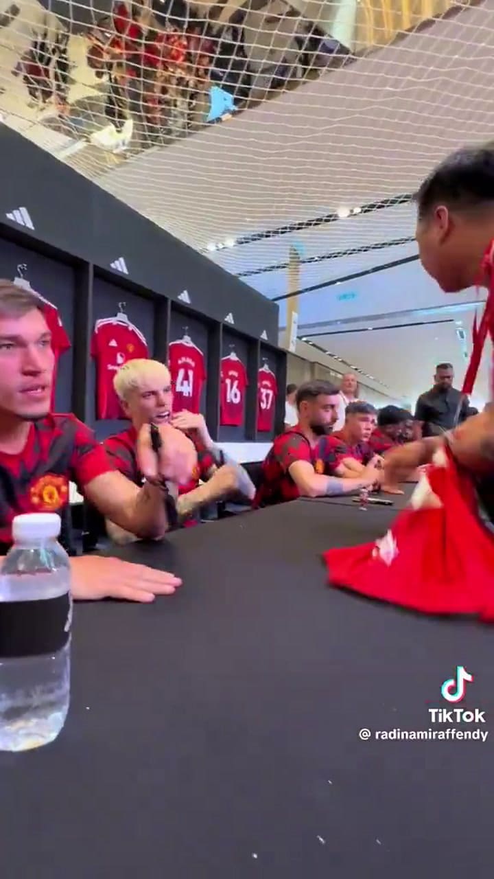 La polémica reacción de Garnacho en la firma de camisetas