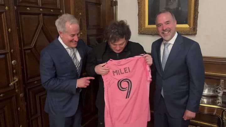 Javier Milei con una camiseta del Inter Miami firmada por Messi