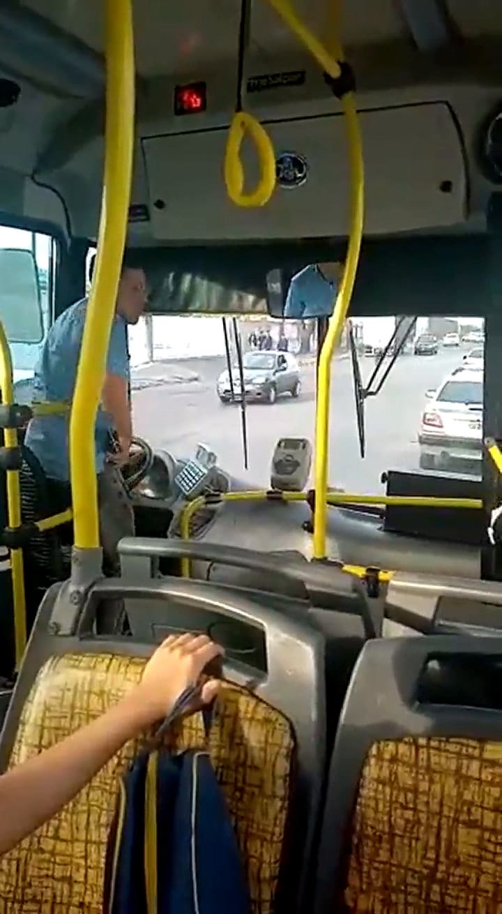 Una mujer le dio una tremenda paliza a un colectivero que le chocó el auto