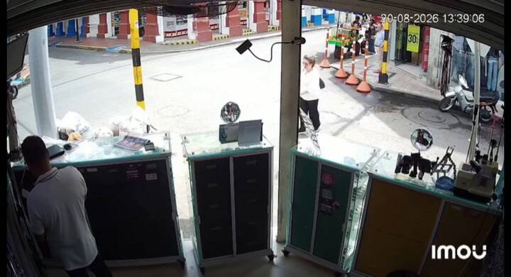 Un motociclista chocó contra un colectivo en Colombia