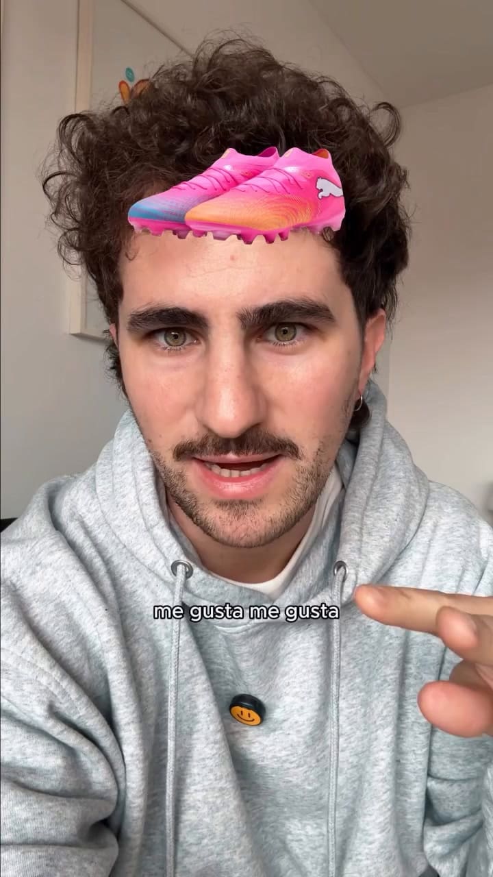 Un influencer hizo humor sobre los botines rosas en el Mundial