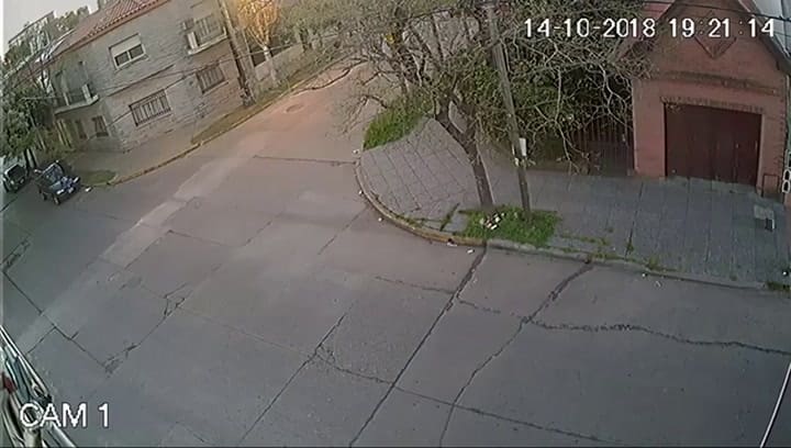 El momento de la colisión del colectivo contra la casa en Bernal