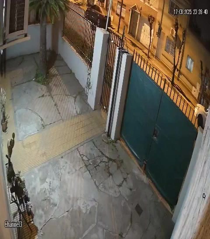 Los delincuentes quedaron filmados cuando regresan a la casa de la víctima