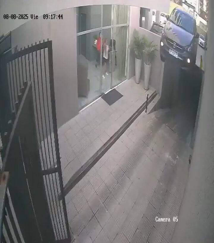 Un auto se cayó desde el primer piso de un estacionamiento.