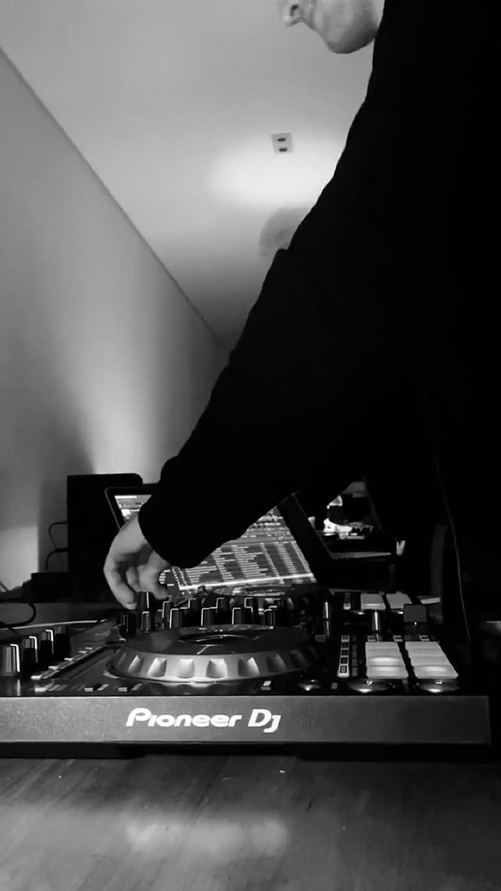 Tanto Francisco como Juanita, armaron su propia cabina de DJ casera para pasar la cuarentena