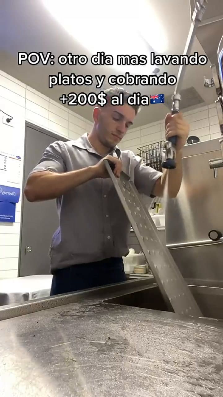 Un tiktoker reveló cuánto gana lavando platos en Australia