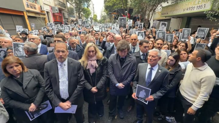 Javier Milei en el acto por el 32° aniversario del atentado a la AMIA