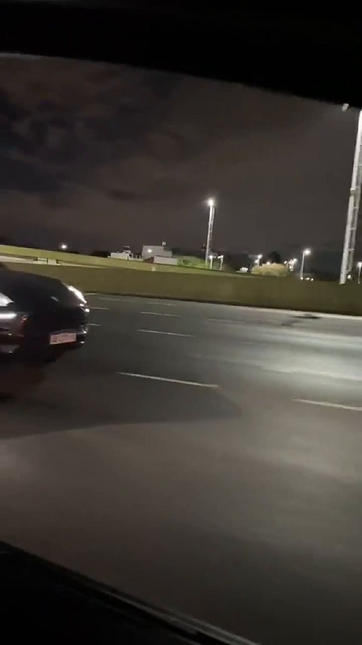 Lionel Messi saludó a una familia de fanáticos desde un auto