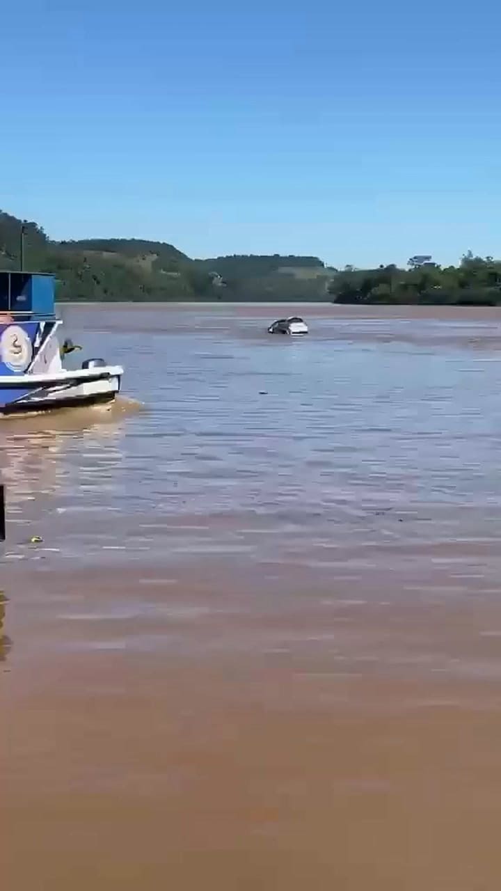 Un conductor no se detuvo al subir a una balsa para cruzar la frontera, atravesó un portón y cayó al río Uruguay