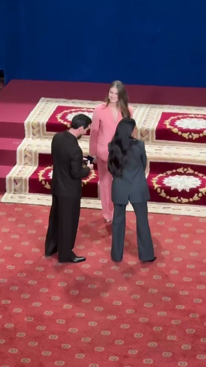 La Princesa de Asturias recibe en audiencia a Leo Messi.mp4