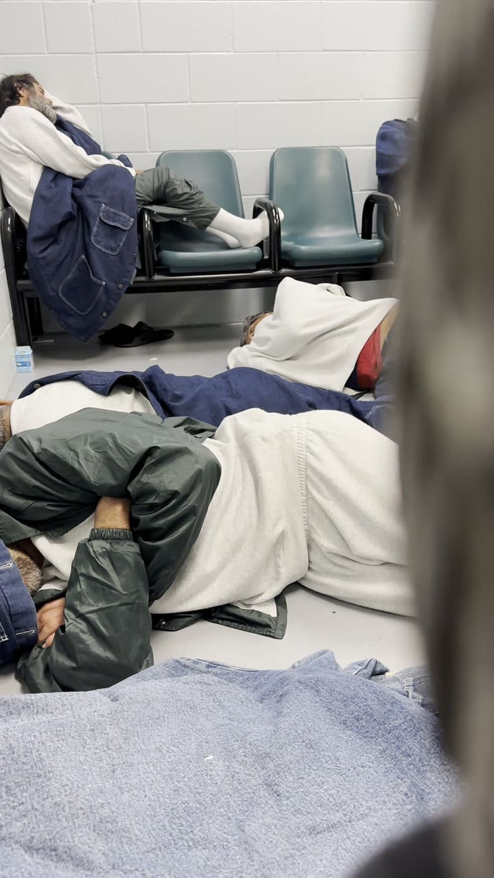 Un migrante mostró las condiciones de un centro de detención en Miami