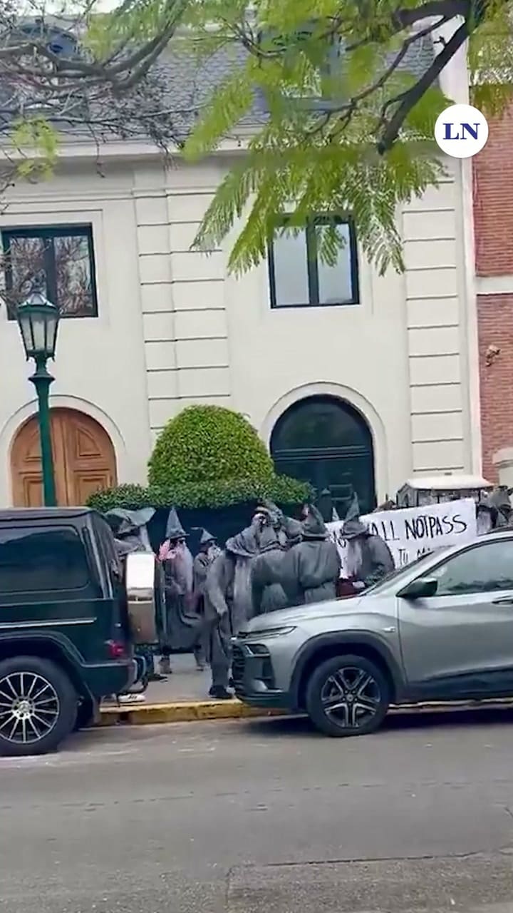 Disfrazados de Gandalf. Un grupo de personas protestó frente a la casa de Peter Thiel