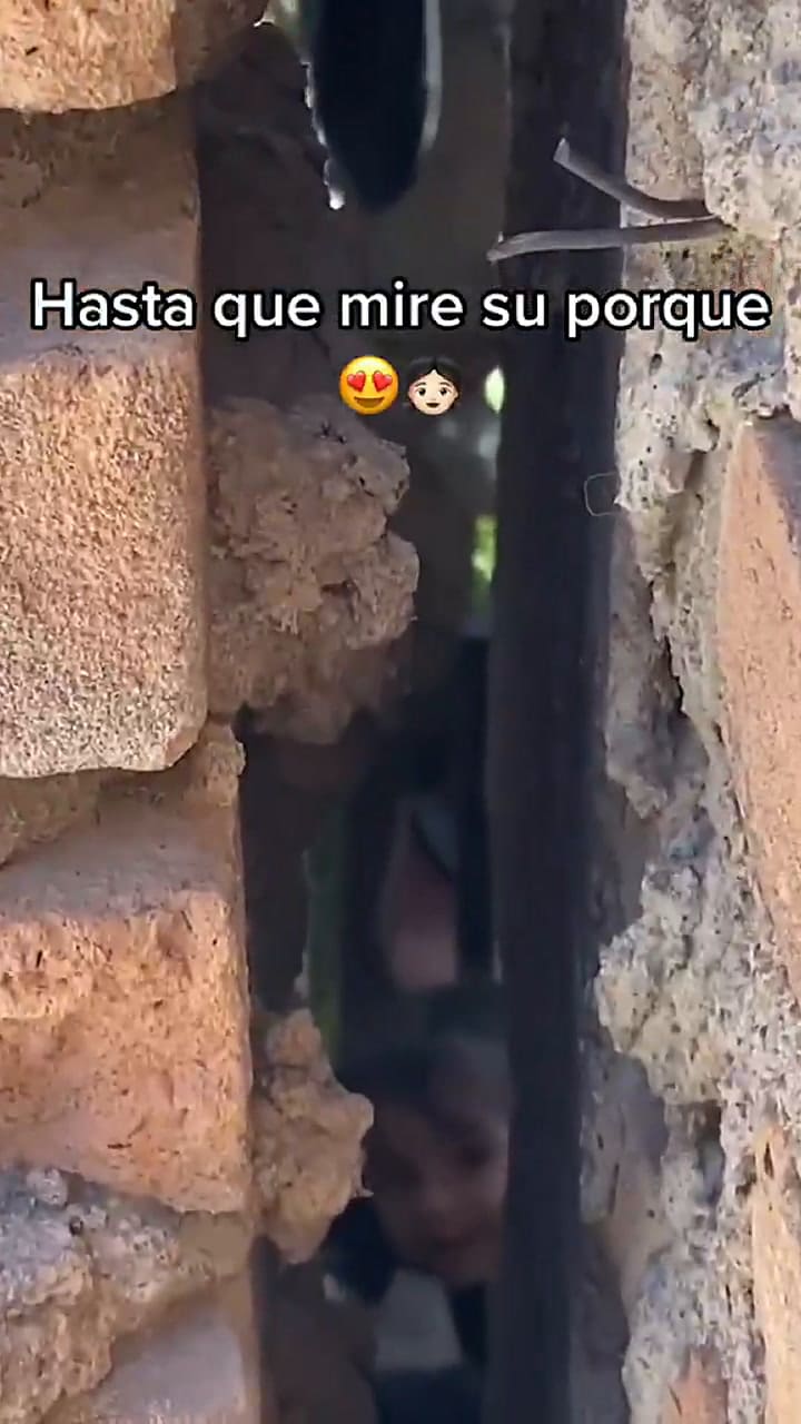 Vio a su hijo solo hablarle a una pared, descubrió el motivo y conmovió a todos