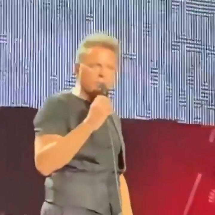 Luis Miguel lanza un micrófono al sonidista durante un concierto en Panamá
