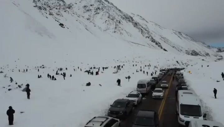 Los turistas esperan la apertura de los centros de esquí