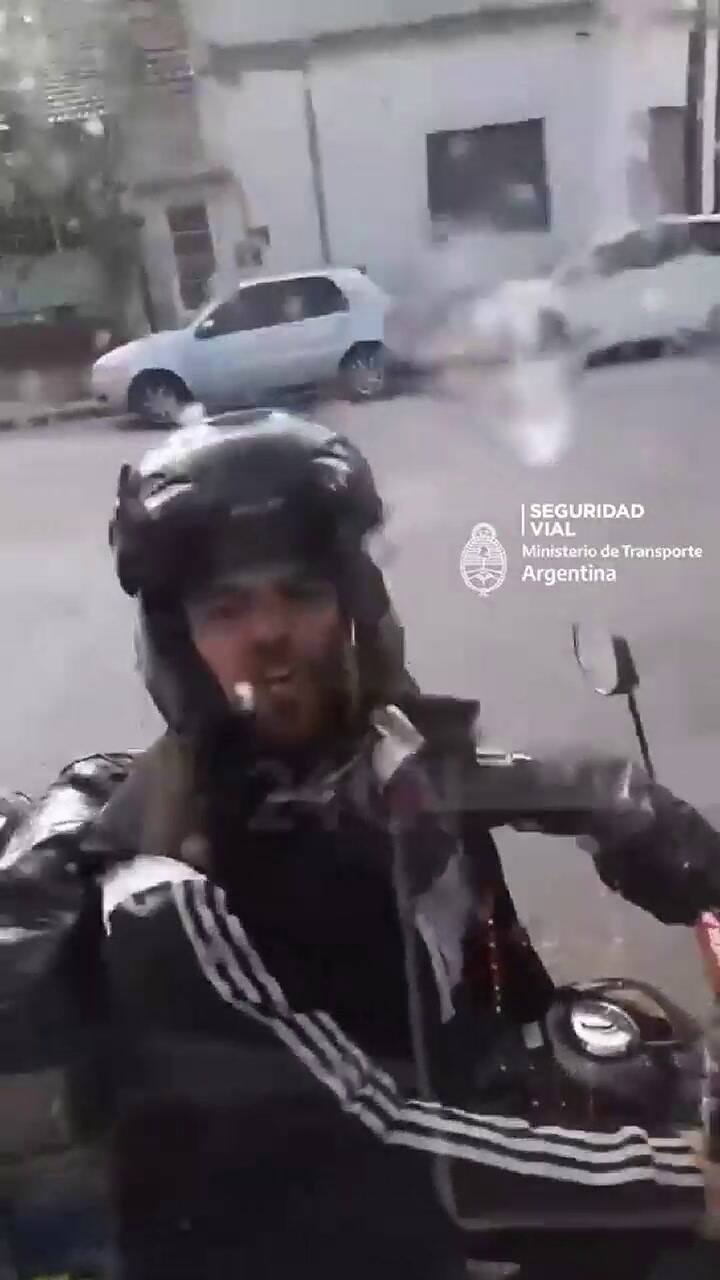 El momento en el que un motociclista agredió a un colectivo en pleno tránsito