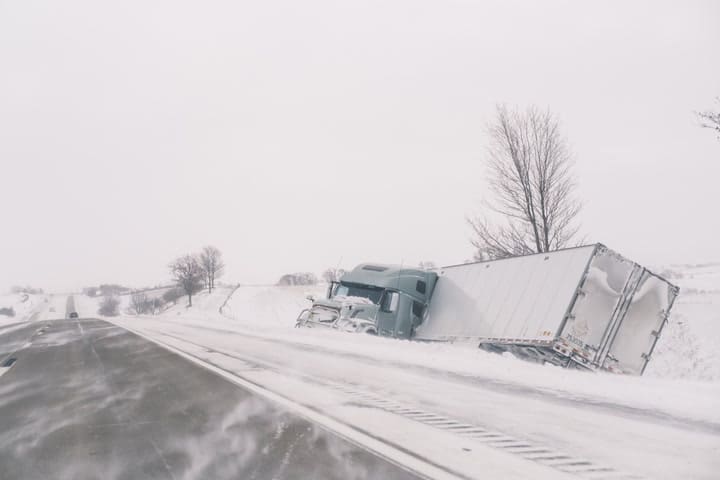 El momento en el que un camión pierde el control debido a las rutas congeladas en Estados Unidos