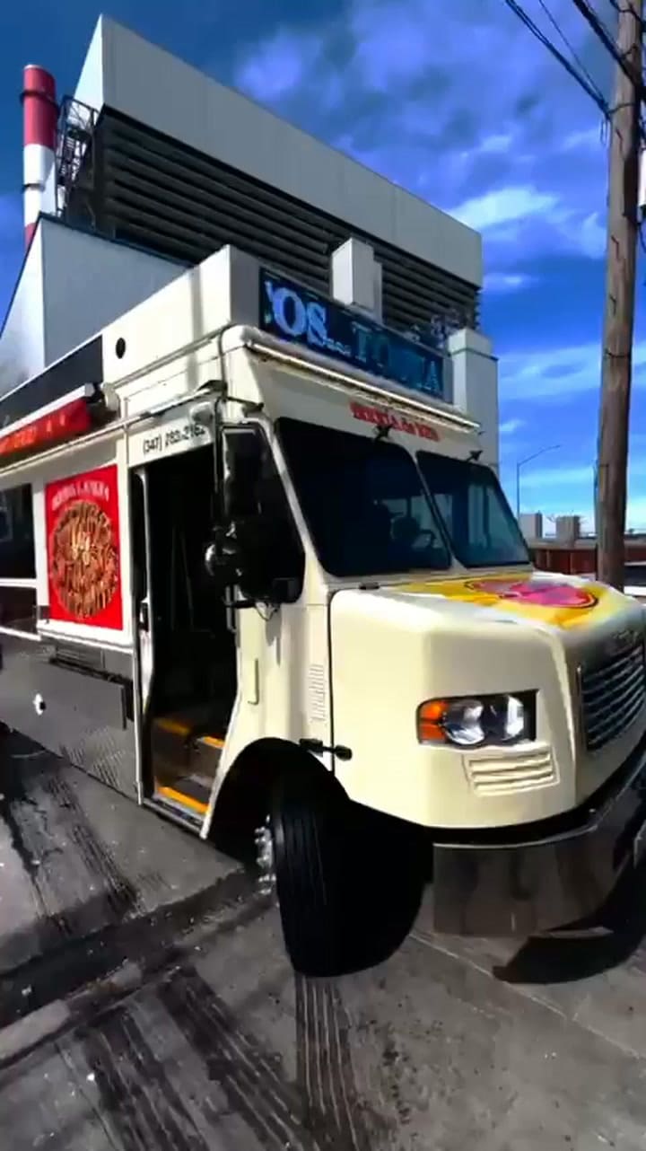 Junto con su hermano Jesús, fundó Birrialandia y concentró su menú exclusivamente en los tacos de birria