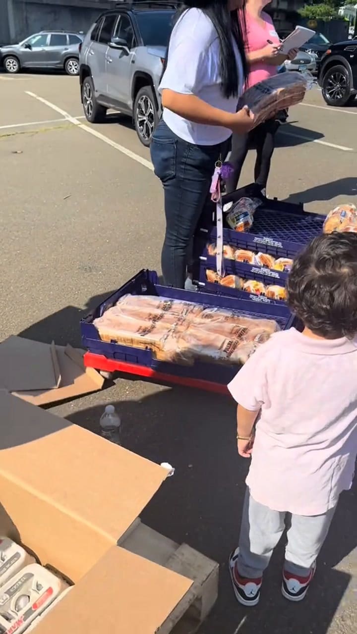 Una guatemalteca mostró los alimentos gratuitos que recibió de un banco de comida (TikTok: @sindigarcia21)
