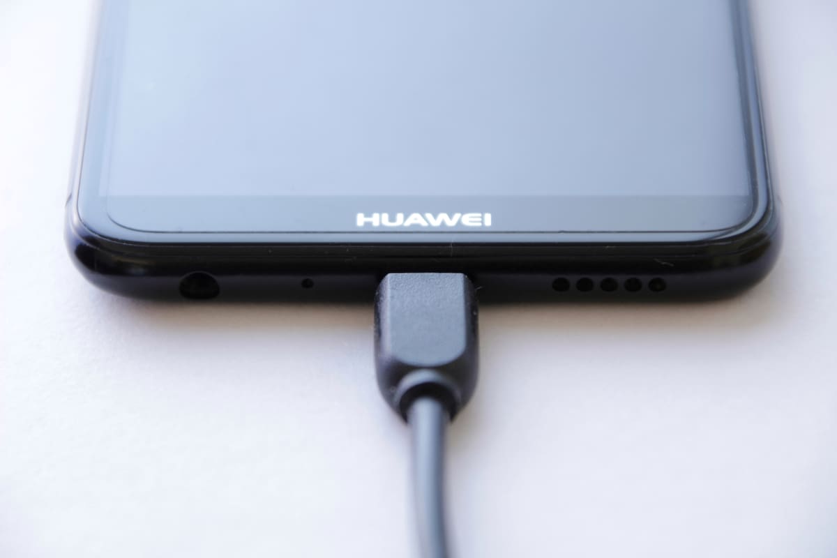 Huawei dice que tiene casi lista una tecnología que permitiría usar rayos láser para cargar la batería de un dispositivo