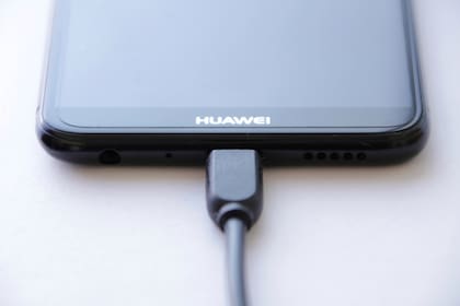Huawei dice que tiene casi lista una tecnología que permitiría usar rayos láser para cargar la batería de un dispositivo, reemplazando los cables y las placas de inducción