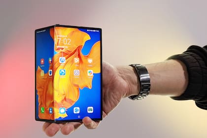 Huawei presentó el Mate Xs en 2020; ahora prepara una nueva versión; los rumores indican que mantendrá la pantalla plegable que envuelve el equipo