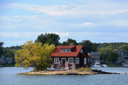 Hub Island, también conocida como Just Enough Room Island, es una isla que tiene apenas 300 metros cuadrados