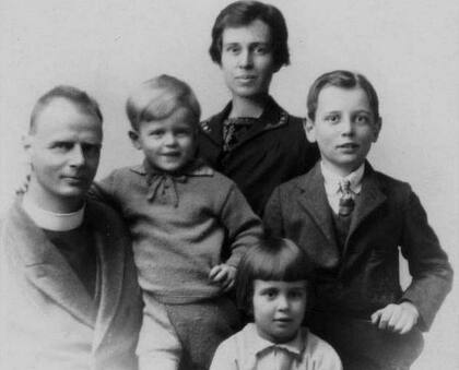 Hubert Warren (izq.) murió en un accidente avión en 1934. Su hijo, 24 años después, inventó un dispositivo que iba a mejorar notablemente la seguridad aeronáutica